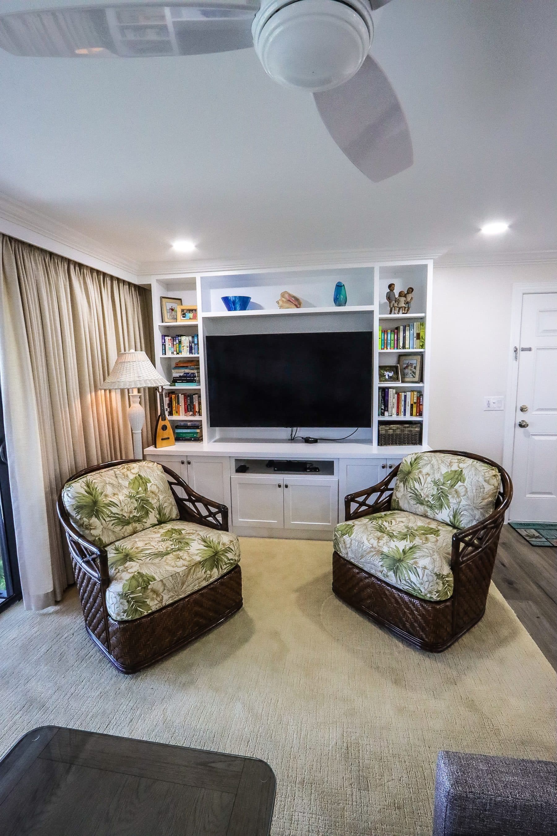 Living room built-in bookshelf and TV cabinetry